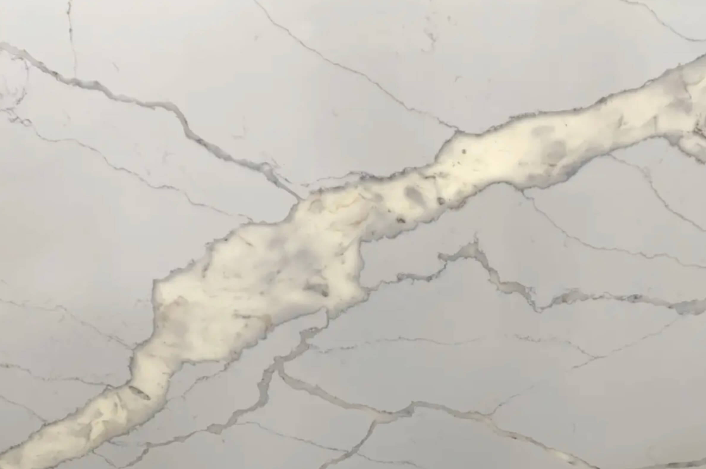 Кварцевый камень Etna Quartz Statuario Lumiere EQAM 032